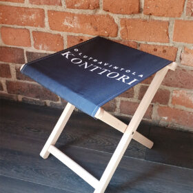 Konttori-logolla varustettu kokoontaitettava telttatuoli